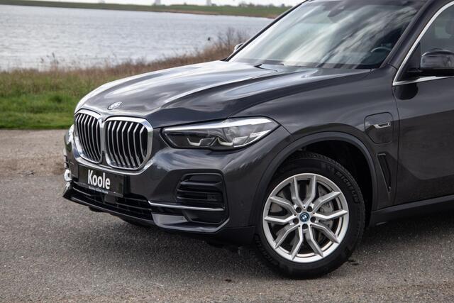 BMW X5 xDrive45e CARPLAY / CAMERA / DEALER ONDERHOUDEN / BRUIN LEER / STOELVERWARMING