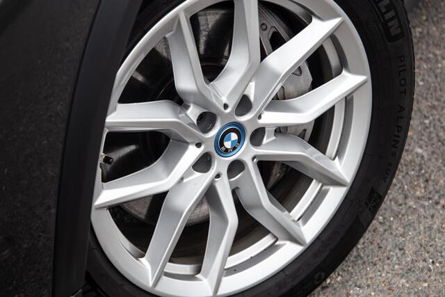 BMW X5 xDrive45e CARPLAY / CAMERA / DEALER ONDERHOUDEN / BRUIN LEER / STOELVERWARMING