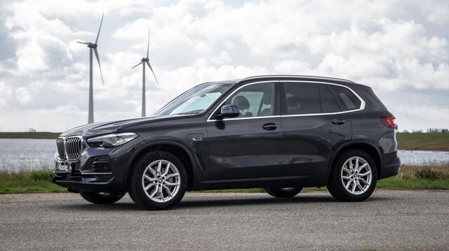 BMW X5 xDrive45e CARPLAY / CAMERA / DEALER ONDERHOUDEN / BRUIN LEER / STOELVERWARMING