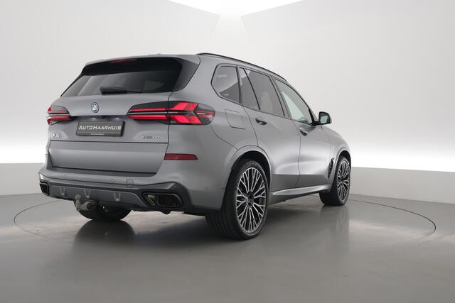 BMW X5 xDrive50e M Sport Frozen pure Grey | Skylounge | Soft Close | Achterasbesturing | 360cam | B&W Aduio | 22'' | Stoelvent. | Carbon | Luchtvering