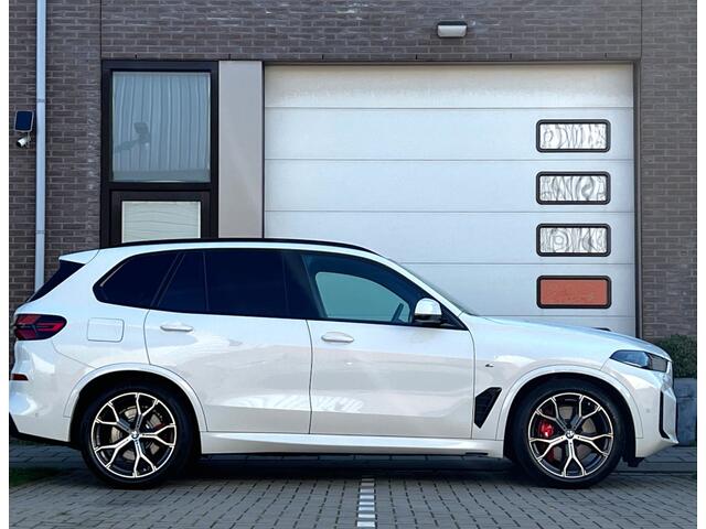BMW X5 xDrive50e High Executive M Sport / BMW Nieren Iconic Glow / Head-UP / Panodak / Luchtvering / Soft Close / Harman-Kardon / 360 Camera / Trekhaak / Park Assist Prof / Individual Leder Merino / Zwarte Hemel / 1e Eigenaar!