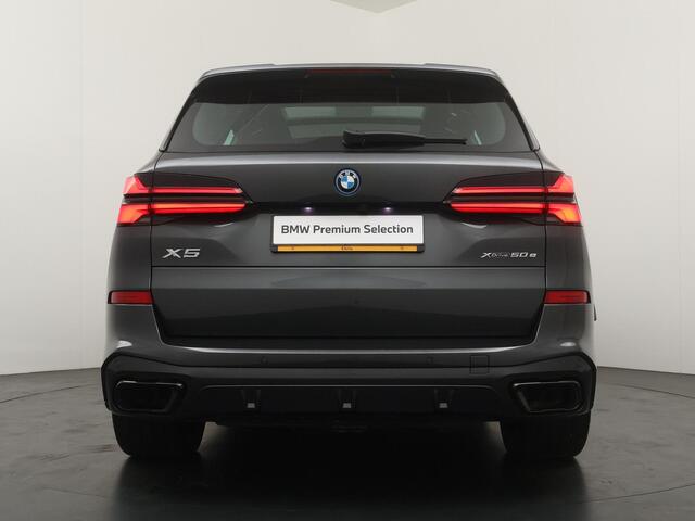 BMW X5 xDrive50e | M Sportpakket | Panoramadak | Head-Up | Harman Kardon | Stoelventilatie | Stoelverwarming V+A | Carbon interieur | 22'' | Comfortzetels |
