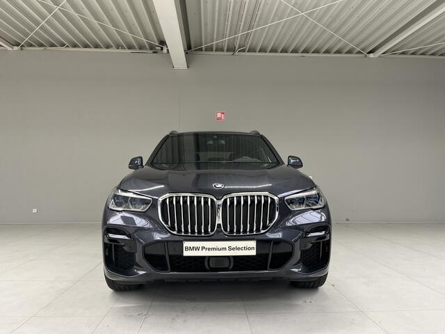 BMW X5 xDrive45e M-Sport | 2 jaar BMW Garantie | 22" | Panorama | Head-Up | Laser | Soft Close | Active Cruise Control met Stop en Go-functie