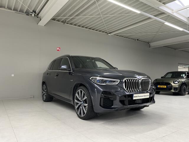 BMW X5 xDrive45e M-Sport | 2 jaar BMW Garantie | 22" | Panorama | Head-Up | Laser | Soft Close | Active Cruise Control met Stop en Go-functie