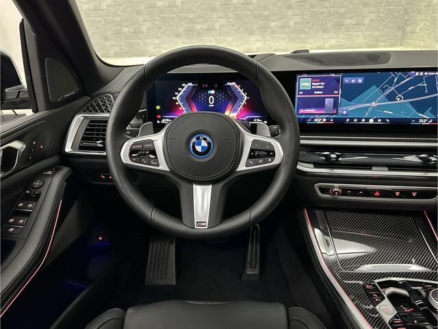 BMW X5 50e M-Sport Pro | M-Performance Stoelen | Achterasbesturing | Carbon | ACC | Panorama | 360 Camera | Soft-Close | Head-Up | M-Gordels | Trekhaak | Harman-Kardon | 22 inch | Individual Leder | Stoelventilatie | Stoelverwarming V+A | Keyless-Entry | Memory