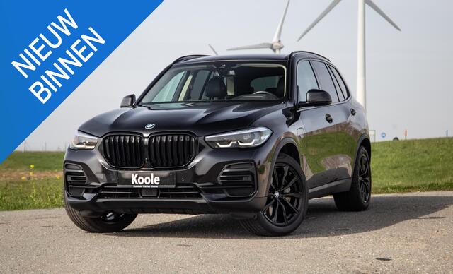 BMW X5 xDrive45e CARPLAY / CAMERA / DEALER ONDERHOUDEN / LEER / STOELVERWARMING / BLACK ON BLACK