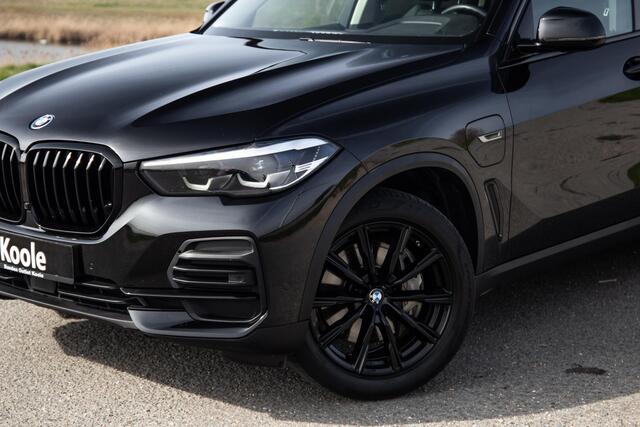 BMW X5 xDrive45e CARPLAY / CAMERA / DEALER ONDERHOUDEN / LEER / STOELVERWARMING / BLACK ON BLACK