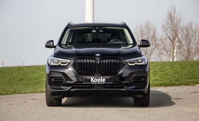 BMW X5 xDrive45e CARPLAY / CAMERA / DEALER ONDERHOUDEN / LEER / STOELVERWARMING / BLACK ON BLACK