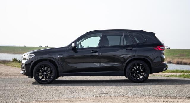 BMW X5 xDrive45e CARPLAY / CAMERA / DEALER ONDERHOUDEN / LEER / STOELVERWARMING / BLACK ON BLACK