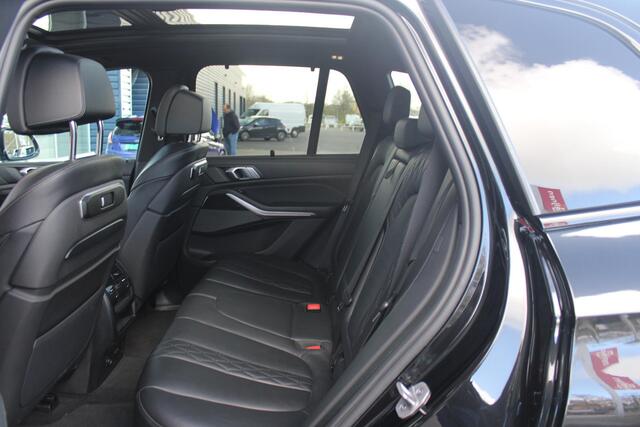 BMW X5 xDrive50e 490PK M-SPORT | PANORAMA SCHUIF/KANTEL DAK "SKY LOUNGE" | COMFORT STOELEN ELEKTRISCH VERSTELBAAR MET GEHEUGENFUNCTIE EN VERWARMBAAR VOOR EN ACHTER | LEDEREN BEKLEDING BMW INDIVIDUAL ZWART | EDELHOUT INTERIEURLIJSTEN | RIJASSISTENT-SYSTEEM DRIVIN