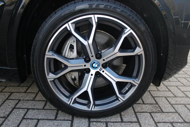 BMW X5 xDrive50e 490PK M-SPORT | PANORAMA SCHUIF/KANTEL DAK "SKY LOUNGE" | COMFORT STOELEN ELEKTRISCH VERSTELBAAR MET GEHEUGENFUNCTIE EN VERWARMBAAR VOOR EN ACHTER | LEDEREN BEKLEDING BMW INDIVIDUAL ZWART | EDELHOUT INTERIEURLIJSTEN | RIJASSISTENT-SYSTEEM DRIVIN