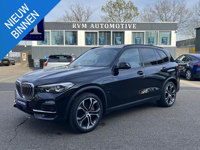 BMW X5 xDrive45e High Executive HARMAN KARDON| ELEK. TREKHAAK|ELEK. SCHUIF/ KANTELDAK| ACHTERBANK VERWARMING| HEAD-UP DISPLAY| DODE HOEK SENSOR| CAMERA| ACHTERAS BESTURING