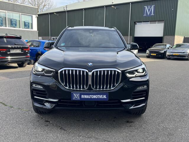 BMW X5 xDrive45e High Executive HARMAN KARDON| ELEK. TREKHAAK|ELEK. SCHUIF/ KANTELDAK| ACHTERBANK VERWARMING| HEAD-UP DISPLAY| DODE HOEK SENSOR| CAMERA| ACHTERAS BESTURING