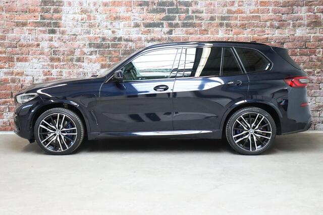BMW X5 xDrive45e High Executive M Sport Pakket Automaat / Live Cockpit Professional / Head-Up Display / Driving Assistant Professional / Warmtecomfortpakket / Stoelventilatie / Luchtvering / 22 Inch / Panoramadak / M Sportremsysteem / Adaptieve LED-koplamp / Com