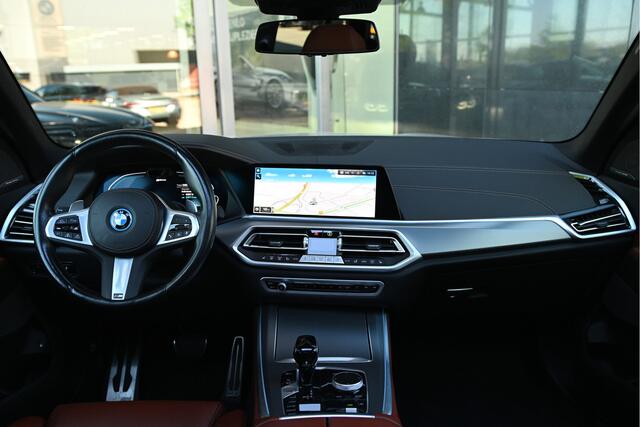 BMW X5 xDrive45e M Sport Automaat / Panoramadak Sky Lounge / Trekhaak / Laserlight / TV-Functie Plus / Comfortstoelen / Active Steering