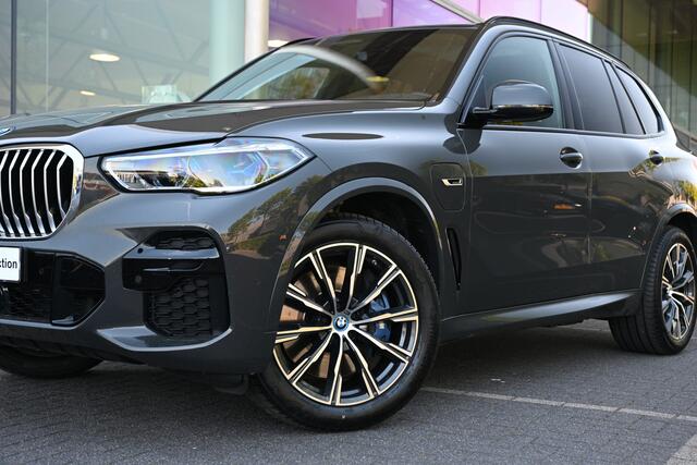 BMW X5 xDrive45e M Sport Automaat / Panoramadak Sky Lounge / Trekhaak / Laserlight / TV-Functie Plus / Comfortstoelen / Active Steering