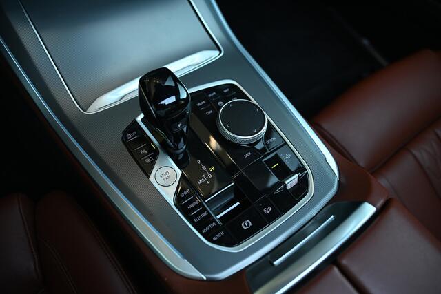 BMW X5 xDrive45e M Sport Automaat / Panoramadak Sky Lounge / Trekhaak / Laserlight / TV-Functie Plus / Comfortstoelen / Active Steering