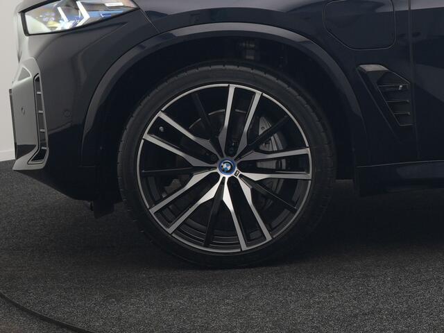 BMW X5 xDrive50e M Sport PHEV 490pk Dealer O.H. | Panodak Sky Lounge | Luchtvering | Head Up | 360 Camera | Harman / Kardon | Nappa Lederen Comfortstoelen Memory & Verwarmd | Apple Carplay | Keyless | Blis | 22"L.M | Plug In Hybrid |