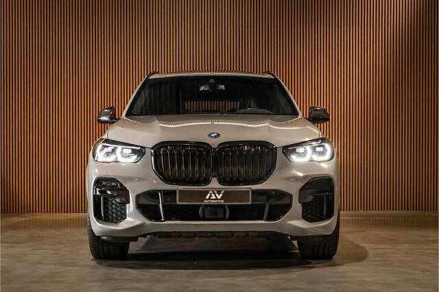 BMW X5 xDrive45e M-Sport | Panorama | Laser | H&K | Trekhaak | Carbon | ACC | Massage | Stoelventilatie | Nardo Grey | Dealer onderhouden