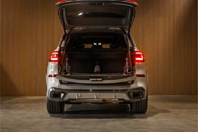 BMW X5 xDrive45e M-Sport | Panorama | Laser | H&K | Trekhaak | Carbon | ACC | Massage | Stoelventilatie | Nardo Grey | Dealer onderhouden