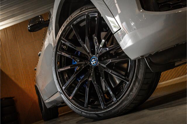 BMW X5 xDrive45e M-Sport | Panorama | Laser | H&K | Trekhaak | Carbon | ACC | Massage | Stoelventilatie | Nardo Grey | Dealer onderhouden