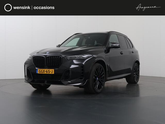 BMW X5 xDrive50e | M-Pakket Pro | Iconic Glow | Carbon in en exterieurpakket | Alcantara Hemel | Travel Pakket | Innovation Pack | Comfort-Pakket Plus | Comfort stoelen | Stoelverwarming/Koeling | SoftClose | 22" Lichtmetalen Jet Black | Fabrieksgarantie tot 08-