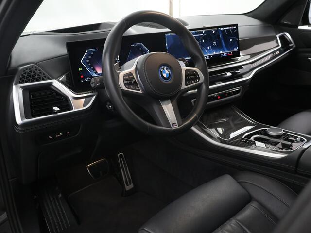 BMW X5 xDrive50e | M-Pakket Pro | Iconic Glow | Carbon in en exterieurpakket | Alcantara Hemel | Travel Pakket | Innovation Pack | Comfort-Pakket Plus | Comfort stoelen | Stoelverwarming/Koeling | SoftClose | 22" Lichtmetalen Jet Black | Fabrieksgarantie tot 08-