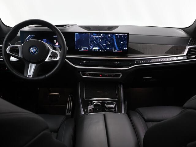 BMW X5 xDrive50e | M-Pakket Pro | Iconic Glow | Carbon in en exterieurpakket | Alcantara Hemel | Travel Pakket | Innovation Pack | Comfort-Pakket Plus | Comfort stoelen | Stoelverwarming/Koeling | SoftClose | 22" Lichtmetalen Jet Black | Fabrieksgarantie tot 08-