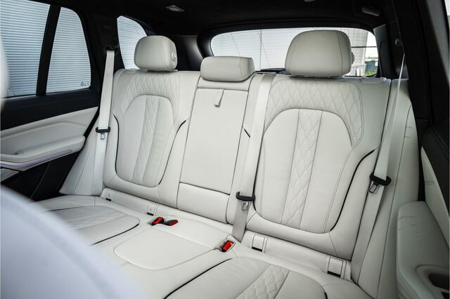 BMW X5 xDrive45e M-Sport Dravid Grau Skylounge / Bowers & Wilkins / Achteras sturing / Individual / Alcantara Hemel /
