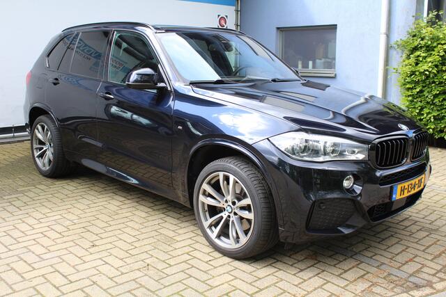BMW X5 xDrive40d High Executive M-Sport | Panorama dak | Soft close | Head-Up Display | Elektrisch wegklapbare trekhaak | Eletrisch verstelbare stoelen met memory | Harma/Kardon Audiosysteem | Stoelverwarming voor + achter | 360* Camera | Elektrische kofferbakkl