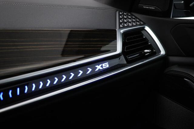 BMW X5 xDrive50e | PANORAMADAK | ACHTERBANKVERWARMING | INDIVIDUAL VOLLEDER MERINO | HEAD UP | 360 CAMERA | MAXTON | 22"