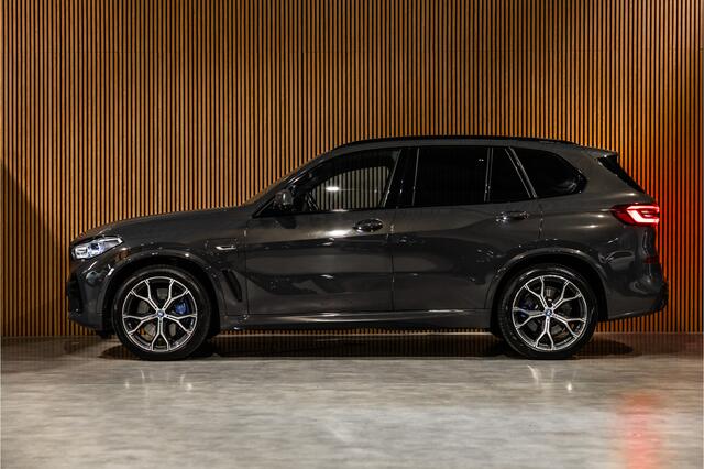 BMW X5 xDrive45e M-Sport | Panorama | Laser | Trekhaak | BTW | 360 Camera | HUD | ACC | Achterasbesturing | Memory seats | Carbon | Dodehoek detector | Dealer onderhouden