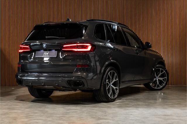 BMW X5 xDrive45e M-Sport | Panorama | Laser | Trekhaak | BTW | 360 Camera | HUD | ACC | Achterasbesturing | Memory seats | Carbon | Dodehoek detector | Dealer onderhouden