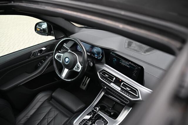 BMW X5 xDrive45e M Sport Automaat / Panoramadak / Trekhaak / Sportstoelen / Achteruitrijcamera / Adaptieve LED / Comfort Access / Active Steering