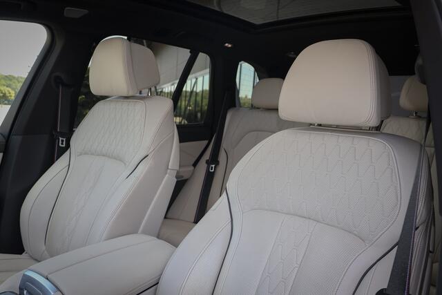 BMW X5 xDrive50e Launch Edition SKYLOUNGE | MASSAGE | STOELVERKOELING & VERWARMING | BOWERS & WILKINS | SFEERVERLICHTING | 360 CAMERA | CARPLAY | CARBON INTERIEUR | STUURVERWARMING |
