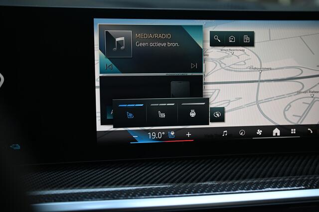 BMW X5 xDrive50e M Sport Automaat / Panoramadak Sky Lounge / Trekhaak / Massagefunctie / Soft-Close / Parking Assistant Professional / Active Steering
