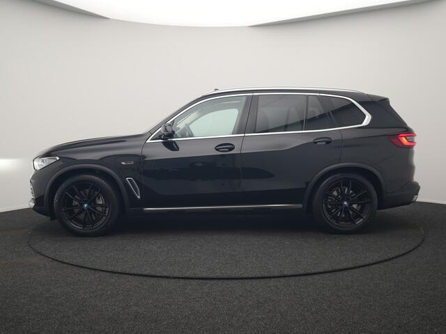 BMW X5 xDrive45e X Line PHEV 395pk Dealer O.H. | Trekhaak Af Fabriek | Panodak | Luchtvering | Head Up | Camera | Lederen Sportstoelen Memory & Verwarmd | Adaptief Onderstel | Sfeerverlichting | Keyless | Blis | Hifi | Plug In Hybrid |