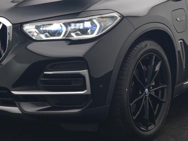 BMW X5 xDrive45e X Line PHEV 395pk Dealer O.H. | Trekhaak Af Fabriek | Panodak | Luchtvering | Head Up | Camera | Lederen Sportstoelen Memory & Verwarmd | Adaptief Onderstel | Sfeerverlichting | Keyless | Blis | Hifi | Plug In Hybrid |