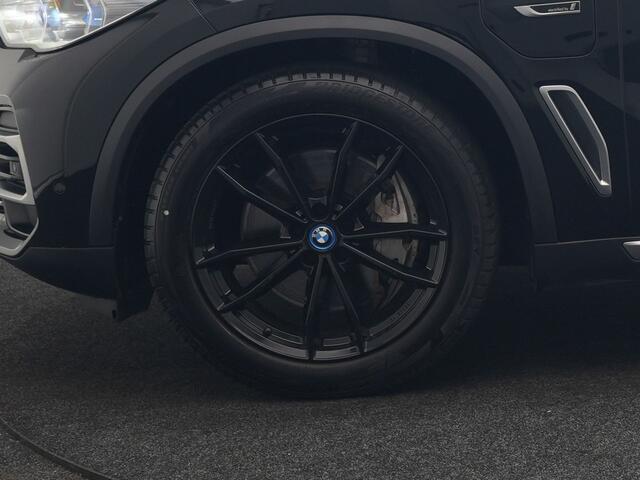 BMW X5 xDrive45e X Line PHEV 395pk Dealer O.H. | Trekhaak Af Fabriek | Panodak | Luchtvering | Head Up | Camera | Lederen Sportstoelen Memory & Verwarmd | Adaptief Onderstel | Sfeerverlichting | Keyless | Blis | Hifi | Plug In Hybrid |