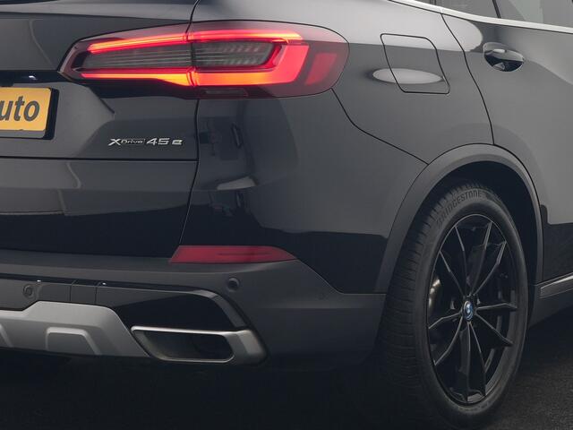 BMW X5 xDrive45e X Line PHEV 395pk Dealer O.H. | Trekhaak Af Fabriek | Panodak | Luchtvering | Head Up | Camera | Lederen Sportstoelen Memory & Verwarmd | Adaptief Onderstel | Sfeerverlichting | Keyless | Blis | Hifi | Plug In Hybrid |