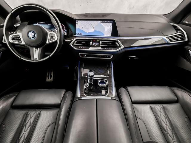BMW X5 xDrive45e M Sport High Executive 394Pk Automaat (PANORAMADAK, SCHAALSTOELEN, LASER KOPLAMPEN, LUCHTVERING, COMFORT ZETELS, HEAD-UP DISPLAY, STOELVENTILATIE, CARBON PAKKET, CRYSTAL PAKKET, HARMAN/KARDON, NIEUWSTAAT)