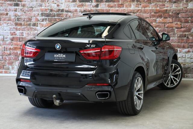 BMW X6 xDrive35i High Executive M Sport Pakket Automaat / Navigatiesysteem Professional / Driving Assistant Plus / Schuif-/kanteldak / Trekhaak / Adaptief M-onderstel / Comfortstoelen / Head-Up Display / Adaptieve LED-koplamp / Shadow Line / 20 Inch / Extra Geti
