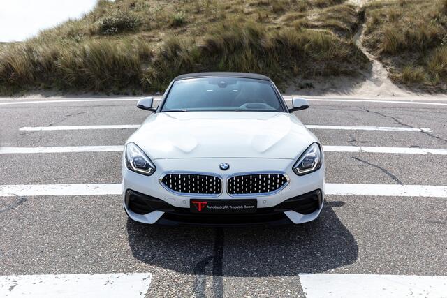 BMW Z4 Roadster sDrive20i M-Sport interieur Kuipstoelen/Navigatie/Virtuele cockpit/Adaptive cruise control/Apple carplay/DAB+/Sfeerverlichting/Lederen bekleding/Stoelverwarming/Stuurverwarming/Parkeersensoren rondom/Draadloos telefoonladen/18 Inch