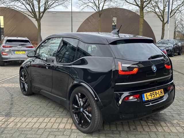 BMW i3 Dark Shadow Edition 120Ah 42 kWh VAN: ¤21.900,- VOOR: ¤19.877,- UW EINDEJAARSVOORDEEL: ¤2.023,- | HARMAN KARDON| ACHTERUITRIJCAMERA| STOELVERWARMING| WARMTEPOMP| COMFORT ACCESS