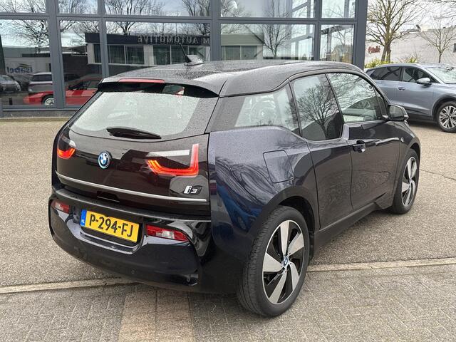 BMW i3 Basis 120Ah 42 kWh SOH 100% | 3-FASE LADER | WARMTEPOMP | ORIGINEEL NL AUTO MET NAP | DEALER ONDERHOUDEN | STOELVERWARMING | CAMERA | 12 MND BOVAG GARANTIE