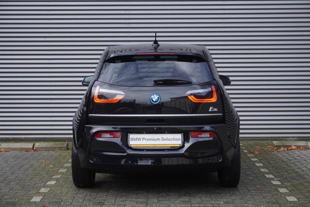 BMW i3 i3s 120Ah Comfort Access | Achteruitrijcamera | Driving Assistant Plus | Elektrisch verwarmde voorstoelen | 20 inch lichtmetalen i light wielen Dubbelspaak