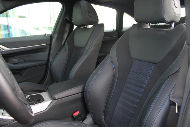 BMW i4 eDrive40 / Schuif-kanteldak / Achteruitrijcamera / Live Cockpit Plus / Parking Assistant / Stoelverwarming