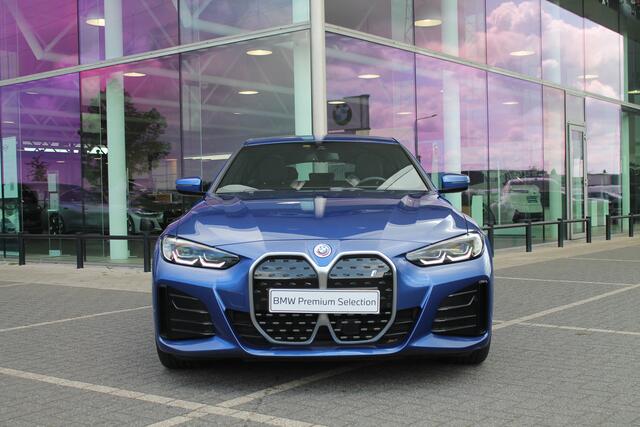 BMW i4 eDrive40 / Schuif-kanteldak / Achteruitrijcamera / Live Cockpit Plus / Parking Assistant / Stoelverwarming