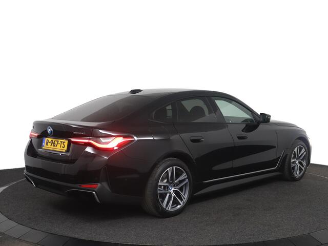 BMW i4 eDrive40 84 kWh Trekhaak Elektrisch | Camera | Parkeersensoren voor en achter | Stoelverwarming | Harman Kardon | M Hemelbekleding Anthrazit
