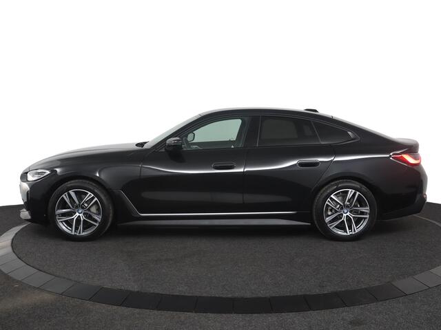 BMW i4 eDrive40 84 kWh Trekhaak Elektrisch | Camera | Parkeersensoren voor en achter | Stoelverwarming | Harman Kardon | M Hemelbekleding Anthrazit